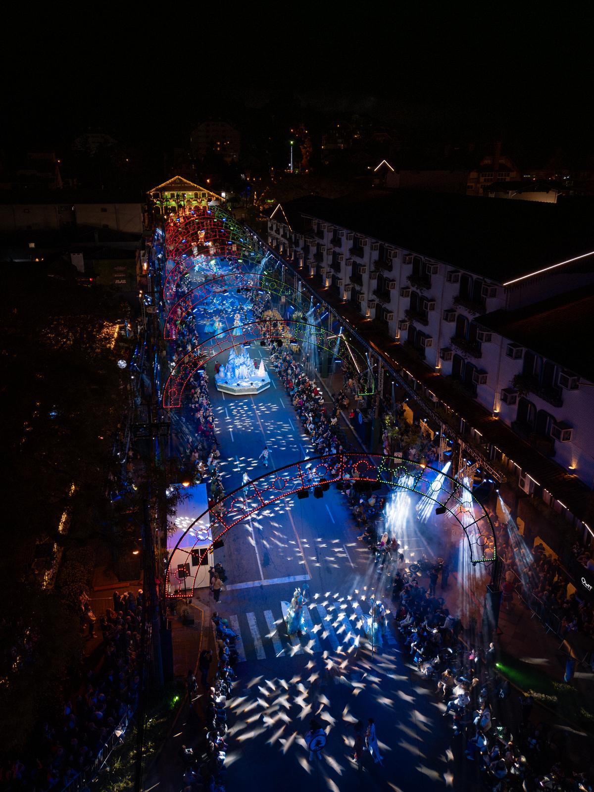 "Foto panorâmica de Gramado com diversas casas e apartamentos disponíveis para aluguel de temporada"
